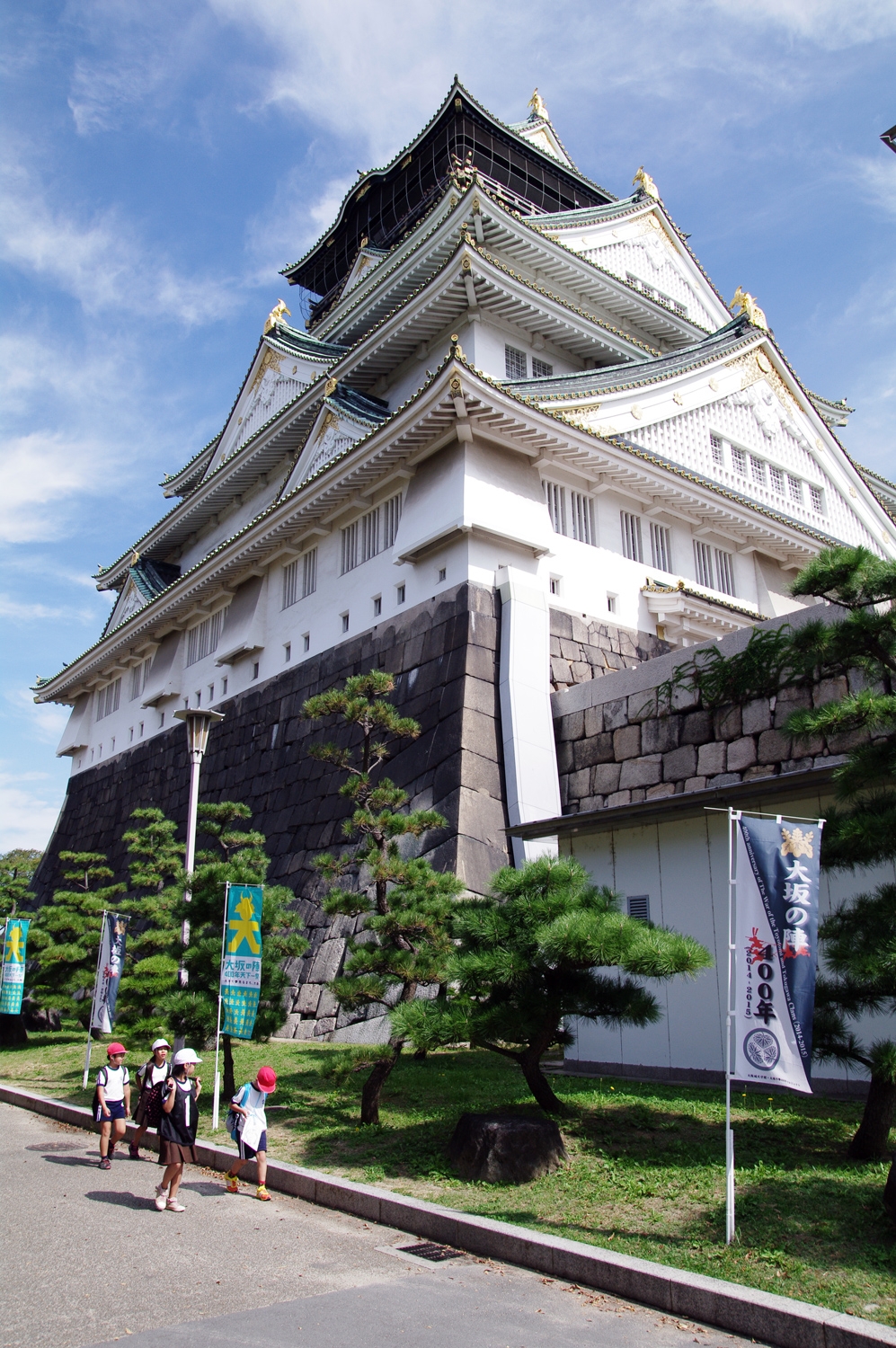 Schoolchildren Visit Osaka Castle